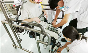 我院下肢康复机器人，助瘫痪患者重迈第一步