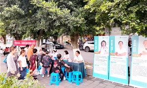 树荫下的守护，让关爱离老人更近一点｜成都西区医院联合府南街道开展便民健康咨询