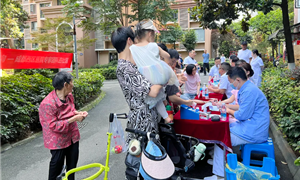 关爱健康零距离，医疗服务暖人心——成都西区医院走进香澜半岛开展健康咨询活动